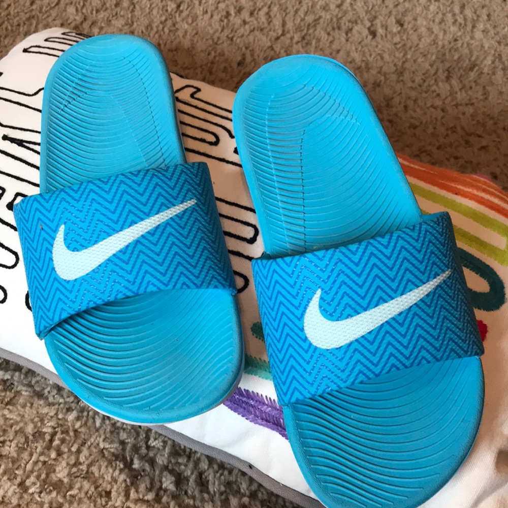 Like new - Nike slides